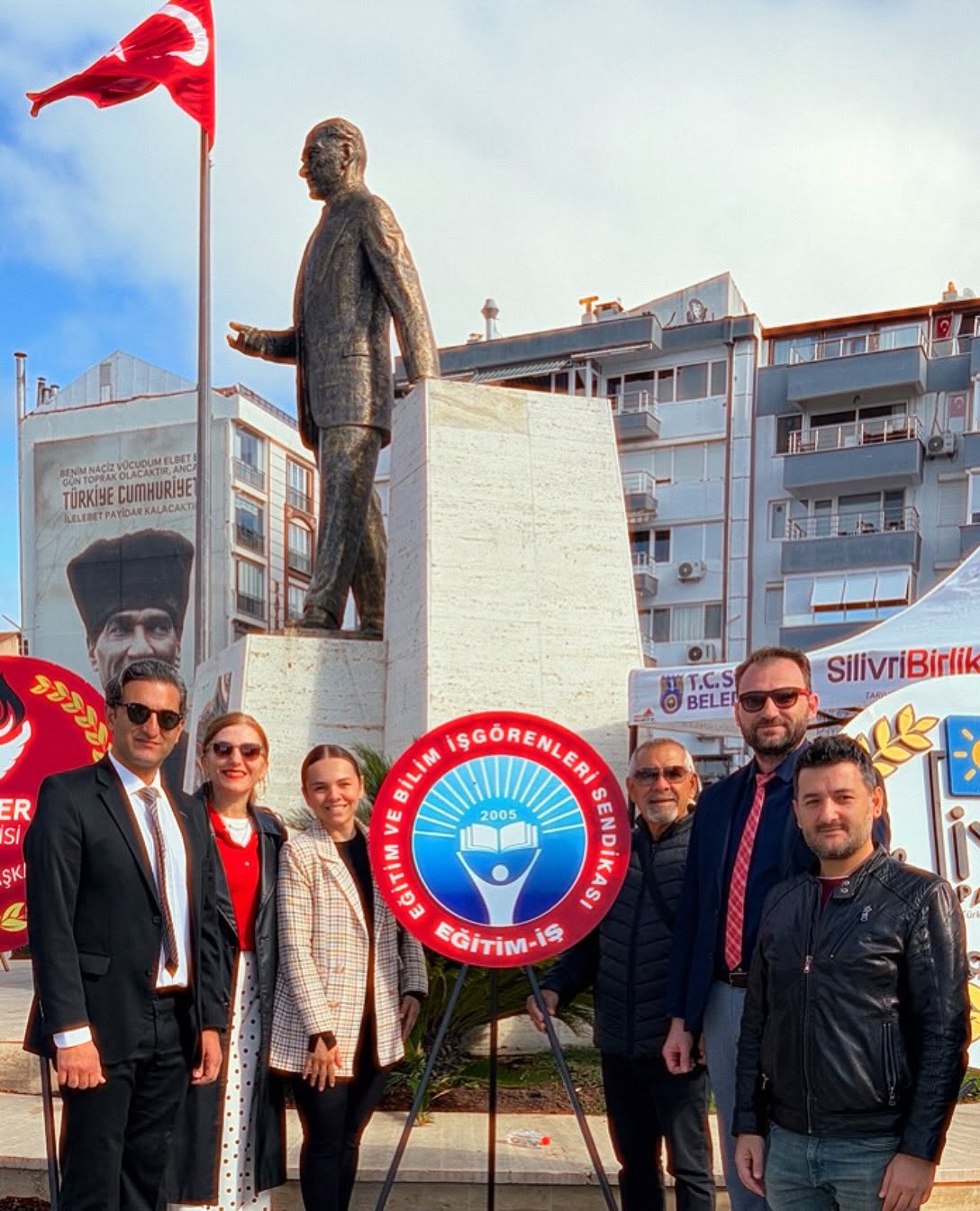 Eğitim-İş Silivri Temsilciliği Atatürk Anıtı’na Çelenk Sundu