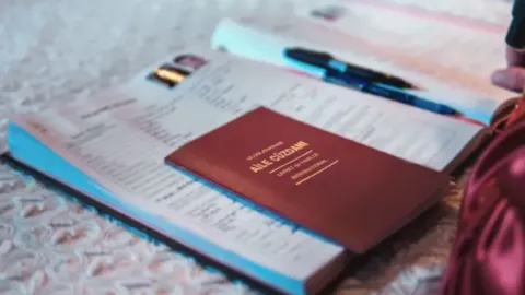 'Evlenen Kadının Kaydı Kocasının Hanesine Taşınır' Hükmünün İptali İstemine AYM'den Ret