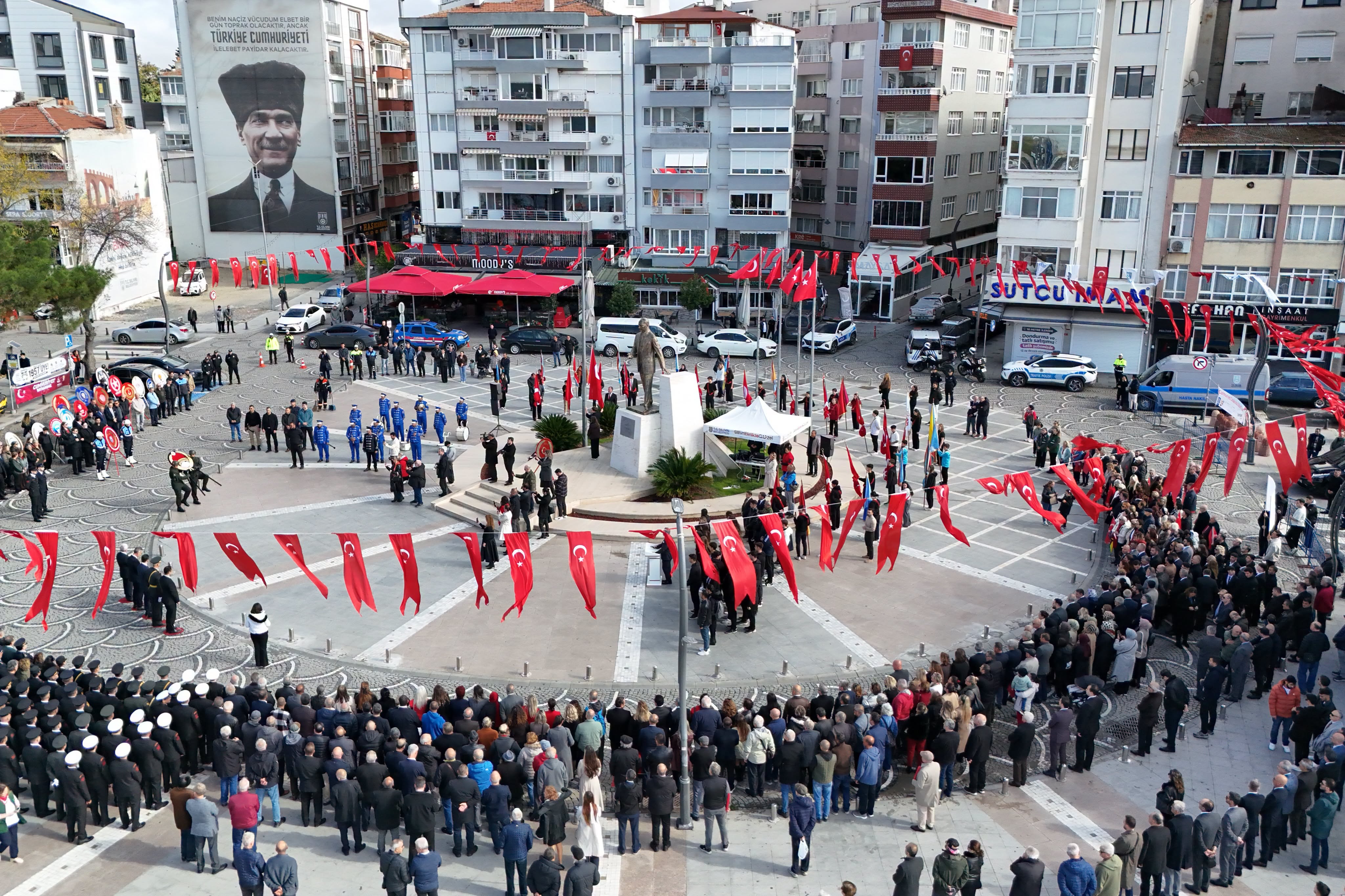 Silivri’de Cumhuriyet Bayramı İçin Çelenk Sunma Töreni Düzenlendi