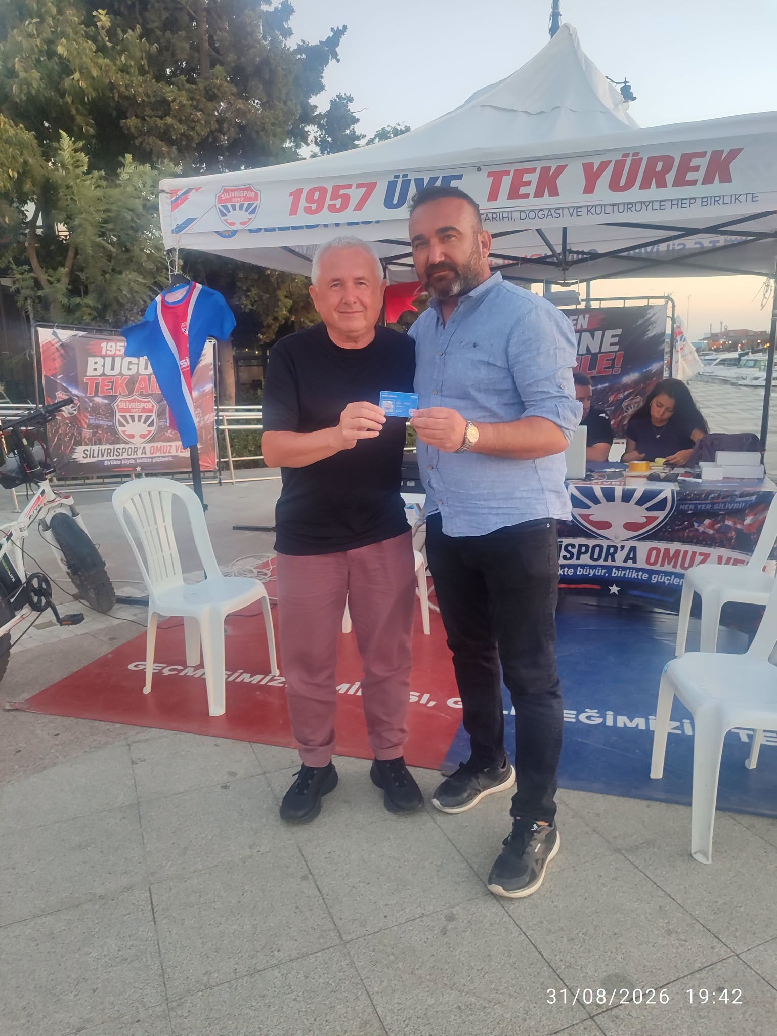 Silivri Sahili’nde Anlamlı Buluşma: Şenol Turhan Silivrispor Üyeliğini Yeniledi