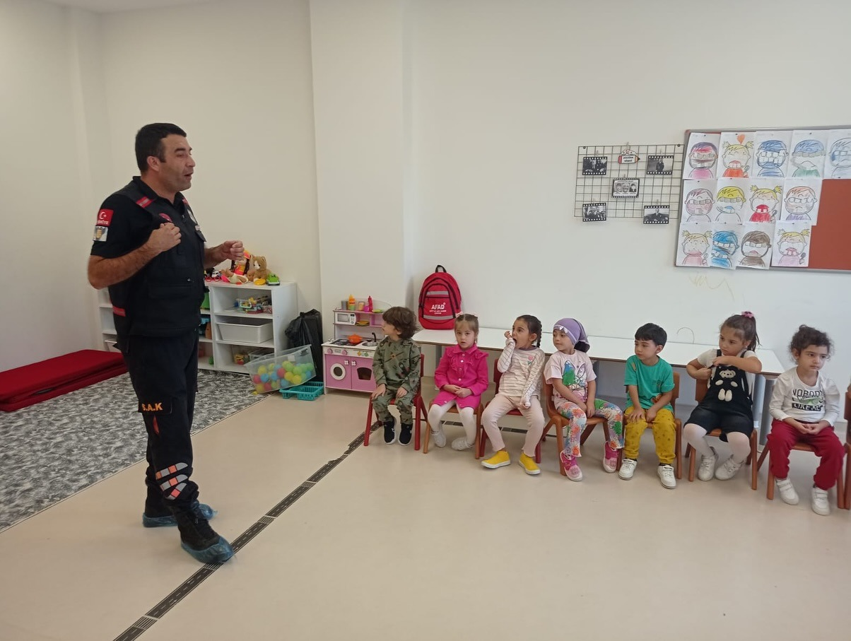 Silivri Arama Kurtarma Ekipleri, Okullarda Eğitim Vermeye Devam Ediyor