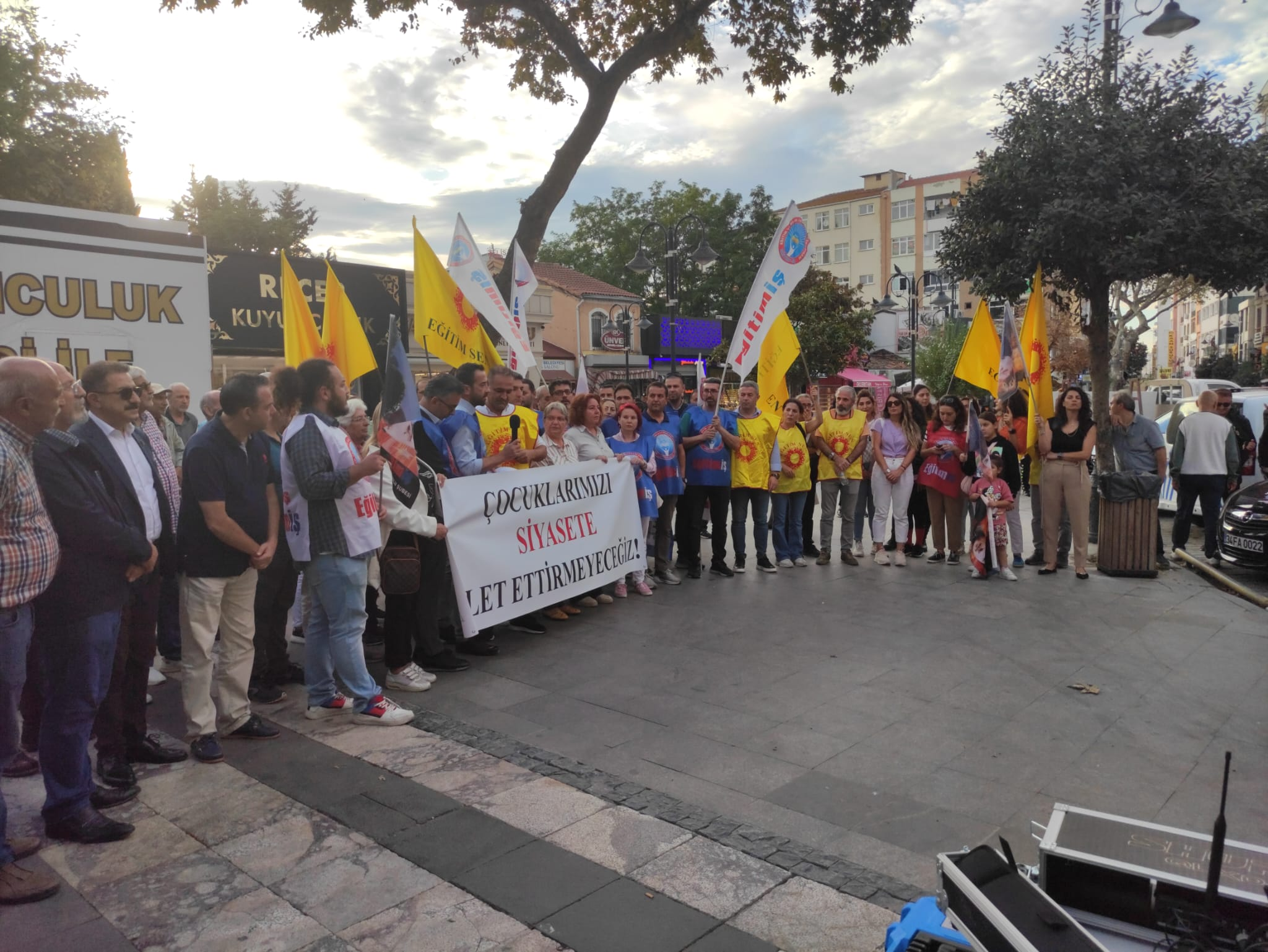Silivri’de Ülkü Ocakları İstanbul İl Başkanı Alparslan Doğan’ın Silivri TOKİ Cumhuriyet Anadolu Lisesi Ziyareti Protesto Edildi